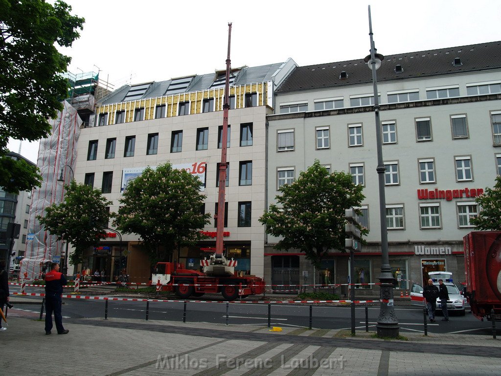 800 kg Fensterrahmen drohte auf Strasse zu rutschen Koeln Friesenplatz P24.JPG